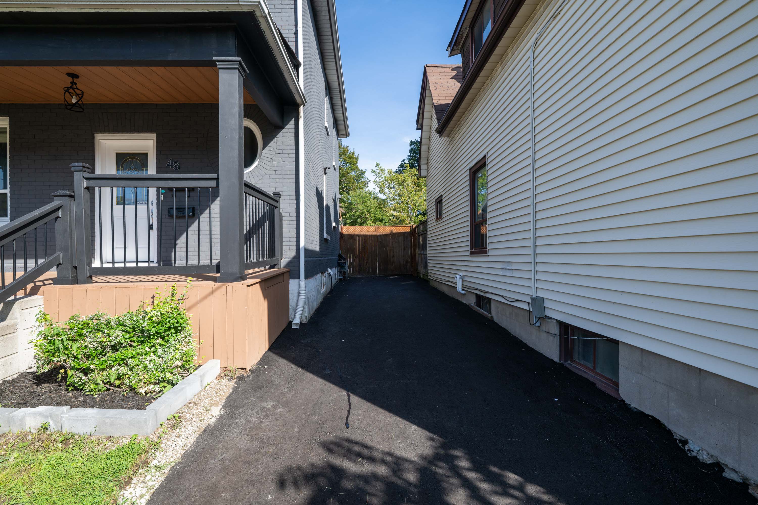 48 BROCK ST E