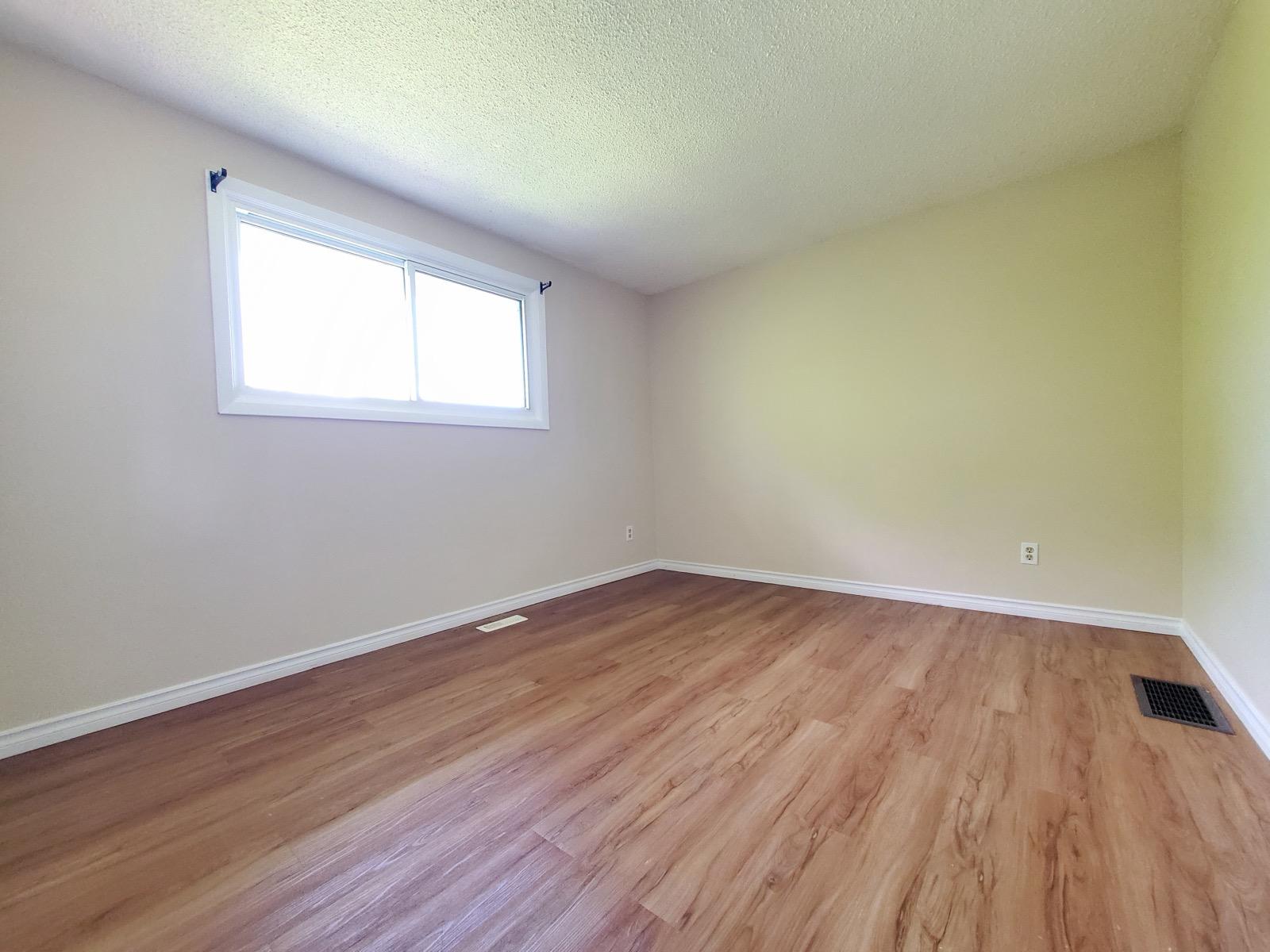 114 LILLIAN DR — photo 3 of 10
