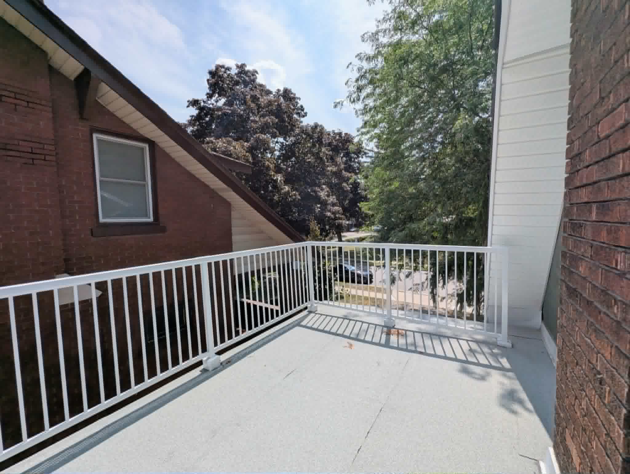 1484 VICTORIA AVE